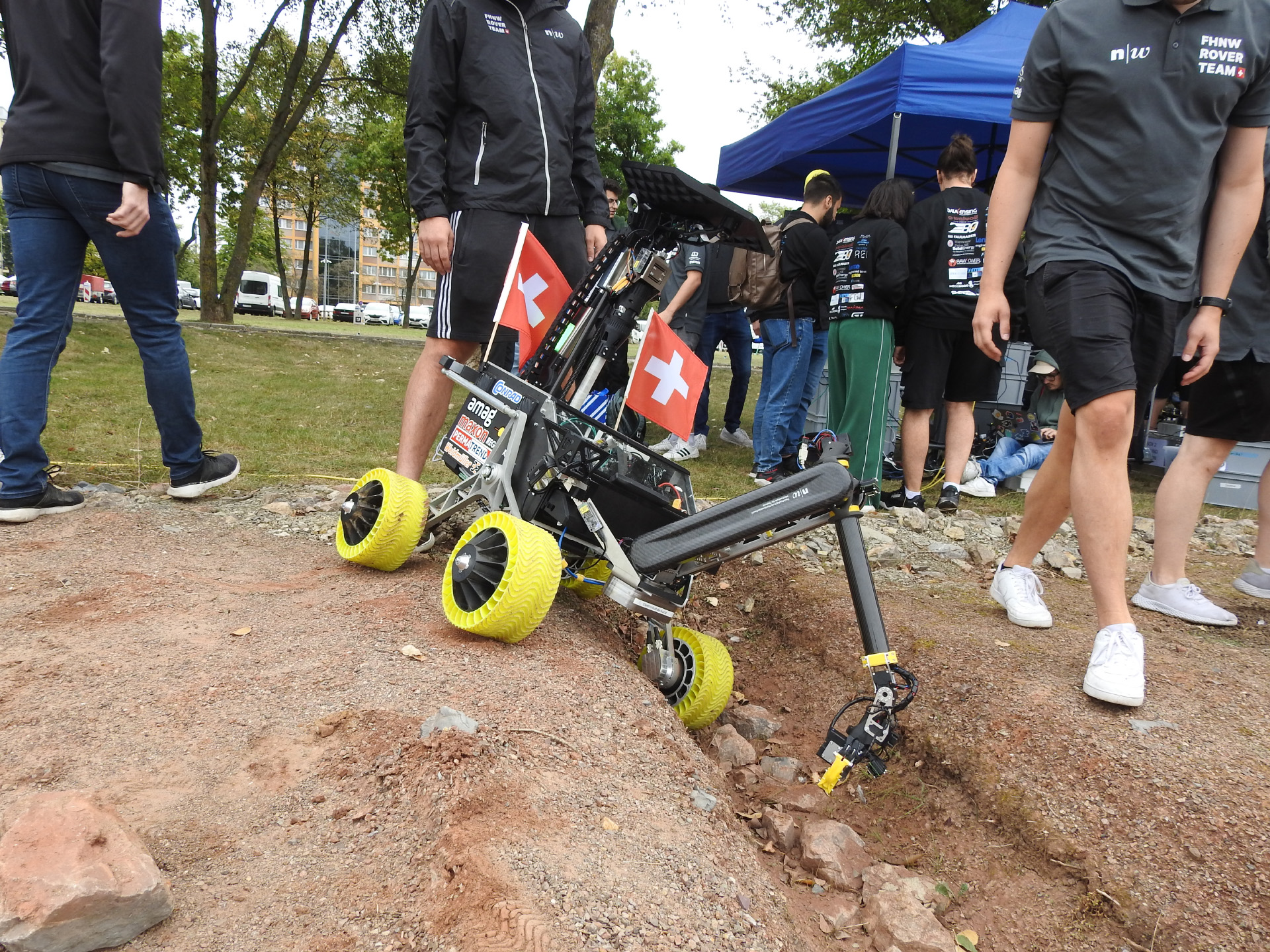 Der FHNW Rover "Thommen" nimmt eine Bodenprobe