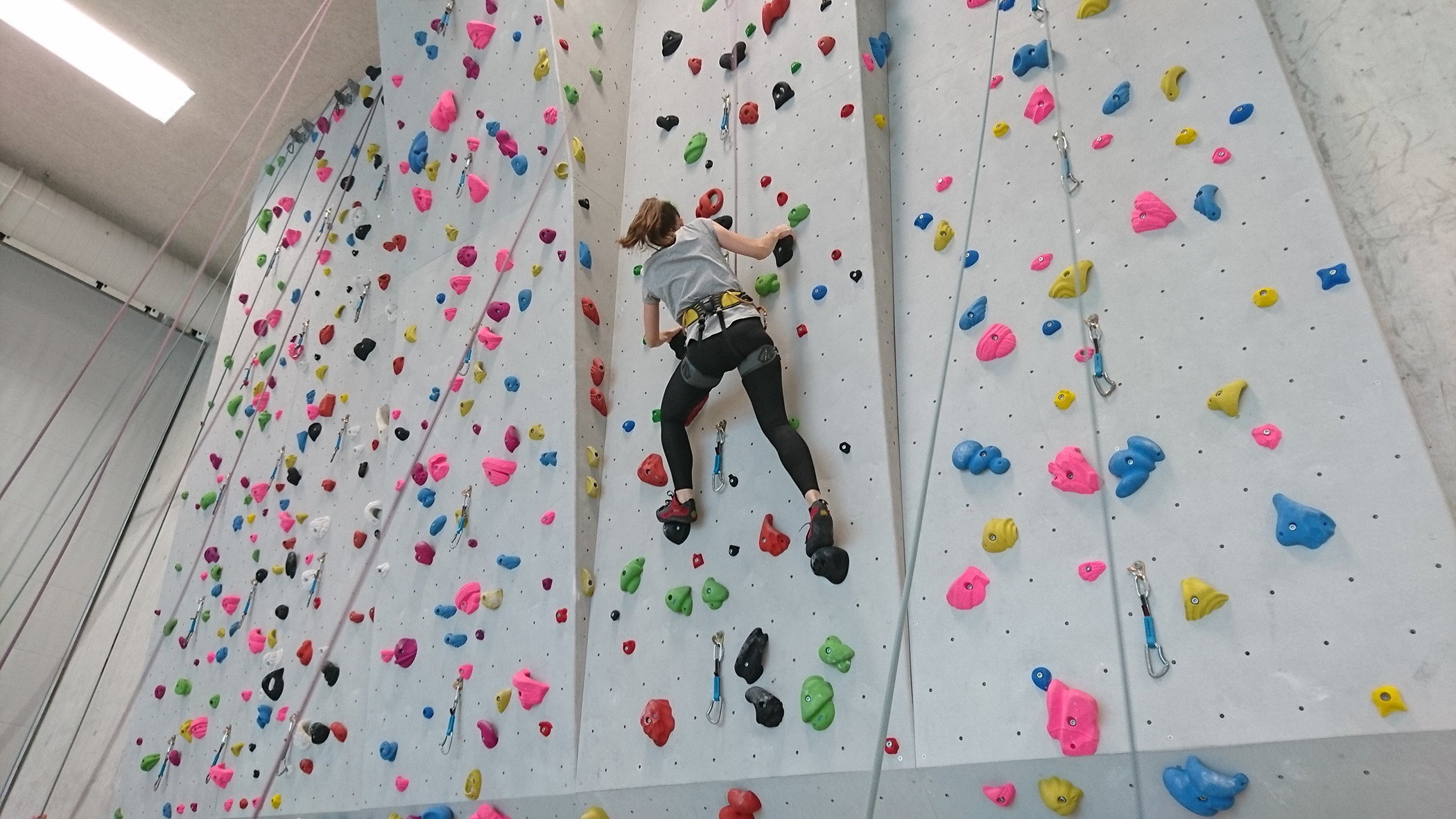 Kletterer an Indoor kletterwand
