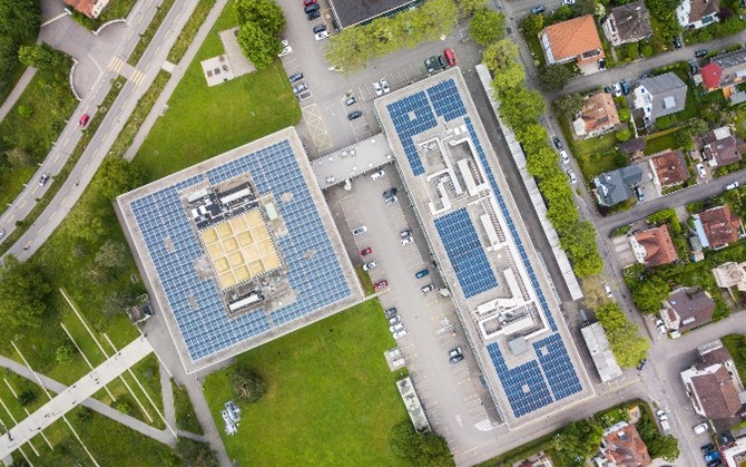 Photovoltaikanlage auf den Gebäuden der Hochschule für Technik FHNW aus der Vogelperspektive
