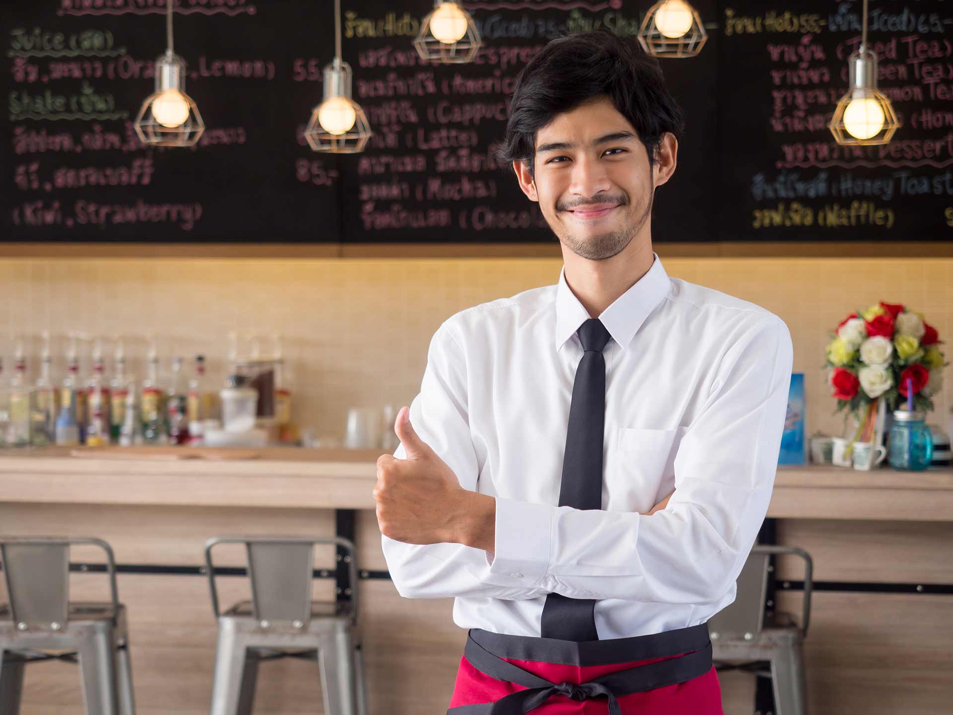 Ein junger Mann arbeitet in einem Gastronomiebetrieb. (©istock.com/Nattakorn Maneerat)