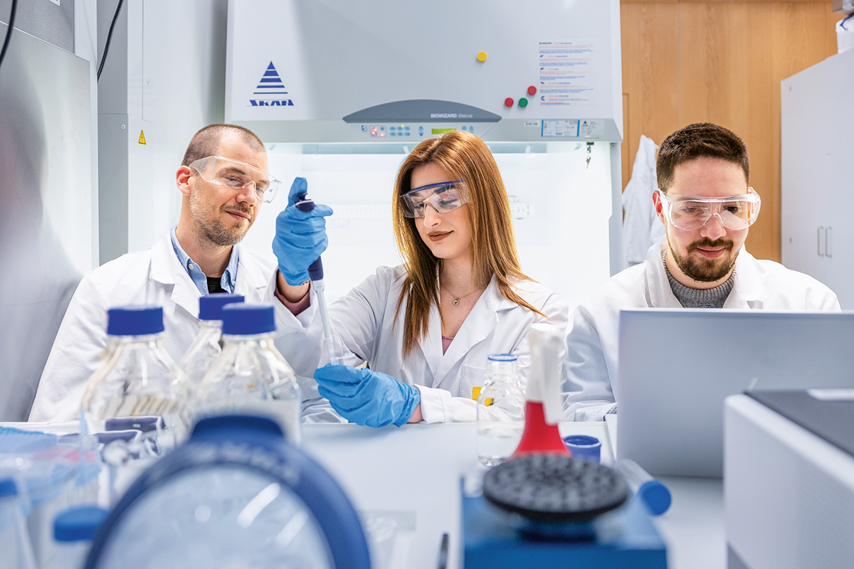 Jetlinda Krasniqi, Nicolas Bopp, and Jan Kruta use machine learning to extrapolate immune responses, validate their work in the lab, and feed their results back into computational models, to better understand disease and the body’s response.