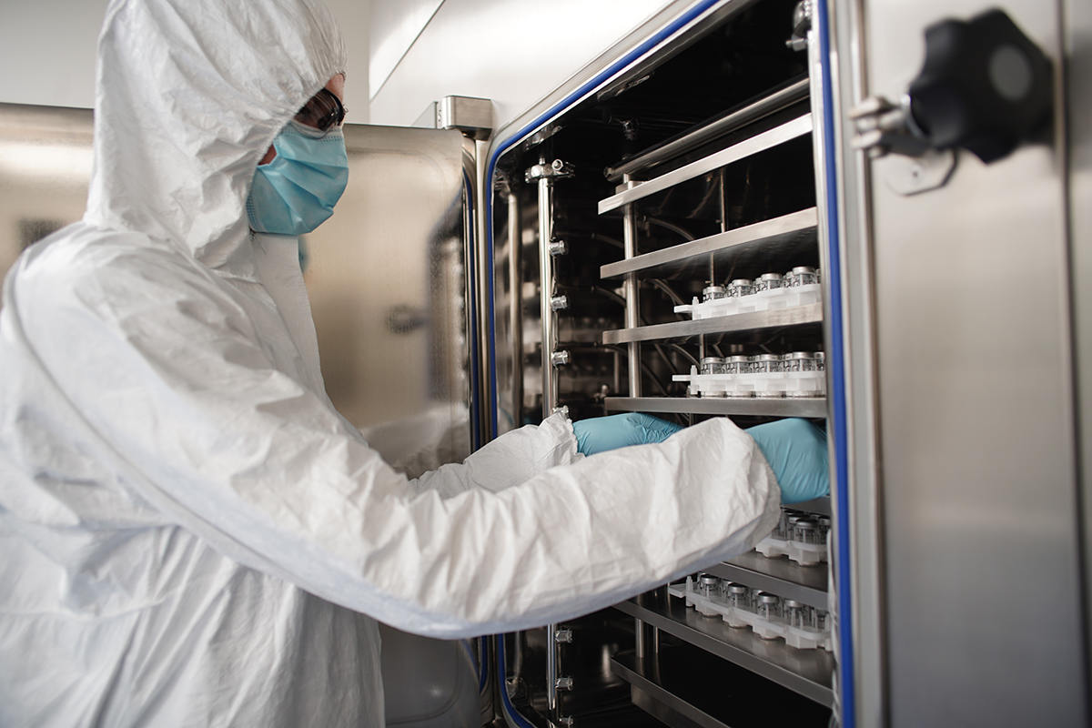Die wissenschaftliche Assistentin Yasmin Grether führt Tests im Process Technology Center der FHNW durch, wo Unternehmen neue Abfüllformate und -protokolle entwickeln können.